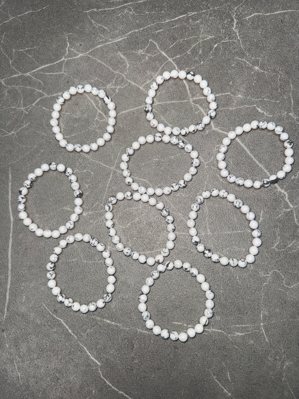 Perlenarmband in weißer Marmoroptik